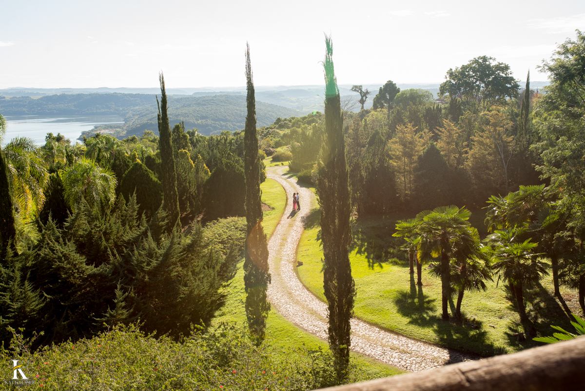 Sessão pre casamento de viviane e arlei realizado em foz do jordão parana dentro do museu natural no viveiro onde as fotos externas ficaram lindas que antecedem o casamento da noiva e do noivo