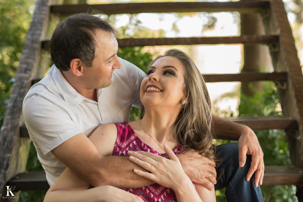 Sessão pre casamento de viviane e arlei realizado em foz do jordão parana dentro do museu natural no viveiro onde as fotos externas ficaram lindas que antecedem o casamento da noiva e do noivo