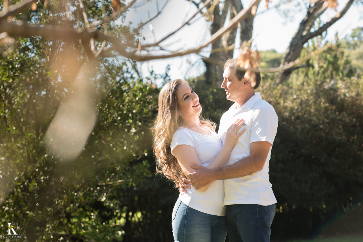 Sessão pre casamento de viviane e arlei realizado em foz do jordão parana dentro do museu natural no viveiro onde as fotos externas ficaram lindas que antecedem o casamento da noiva e do noivo