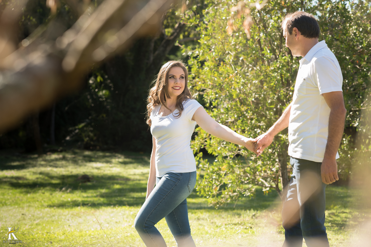 Sessão pre casamento de viviane e arlei realizado em foz do jordão parana dentro do museu natural no viveiro onde as fotos externas ficaram lindas que antecedem o casamento da noiva e do noivo