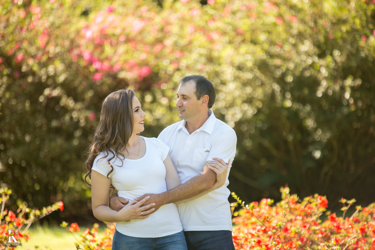 Sessão pre casamento de viviane e arlei realizado em foz do jordão parana dentro do museu natural no viveiro onde as fotos externas ficaram lindas que antecedem o casamento da noiva e do noivo