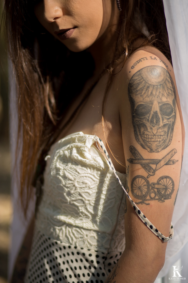 fotos sensuais externas de debora oliveira com cama ao ar livre a modelo tatuada nua pela fotografa katy tesser em chopinzinho parana