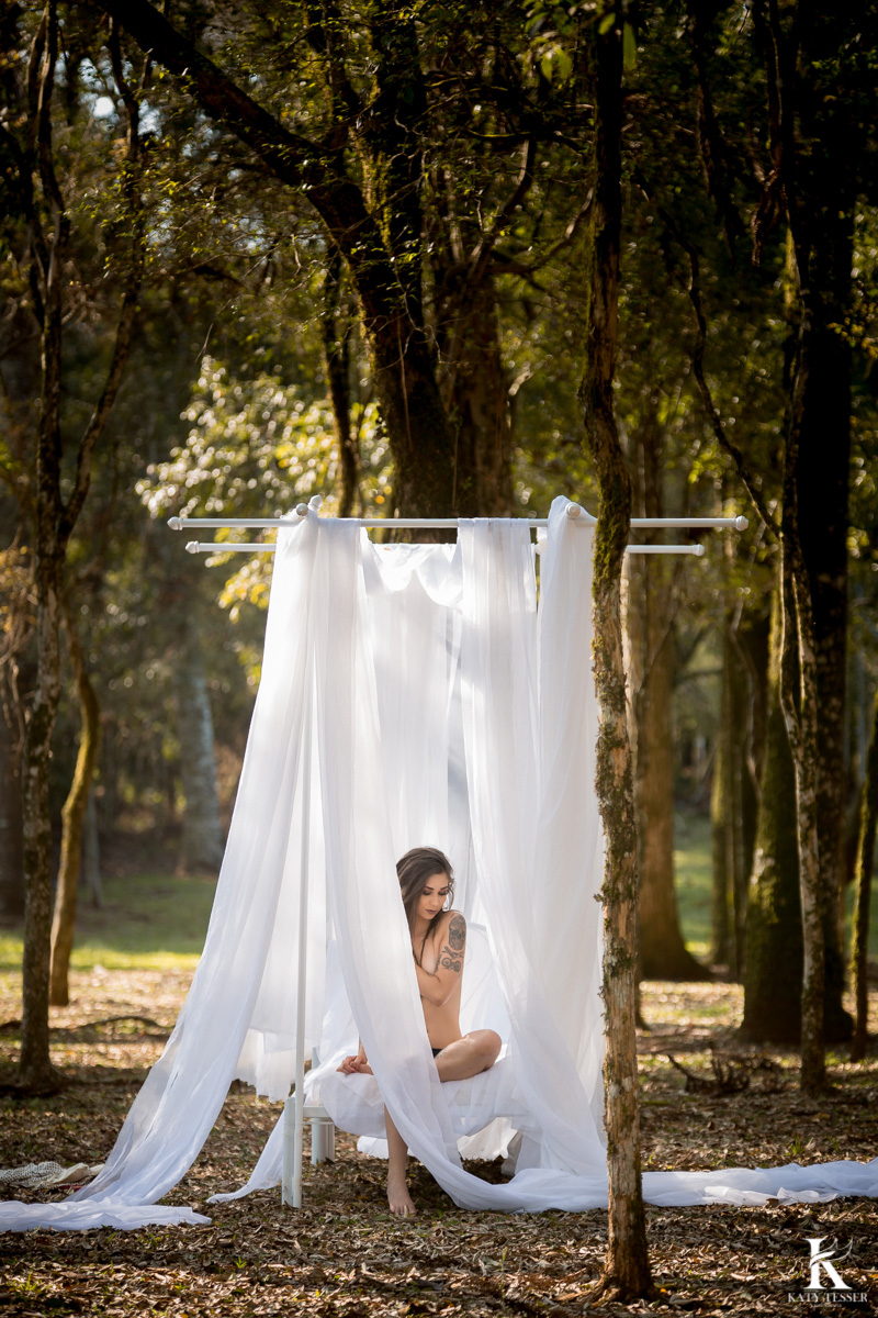 fotos sensuais externas de debora oliveira com cama ao ar livre a modelo tatuada nua pela fotografa katy tesser em chopinzinho parana