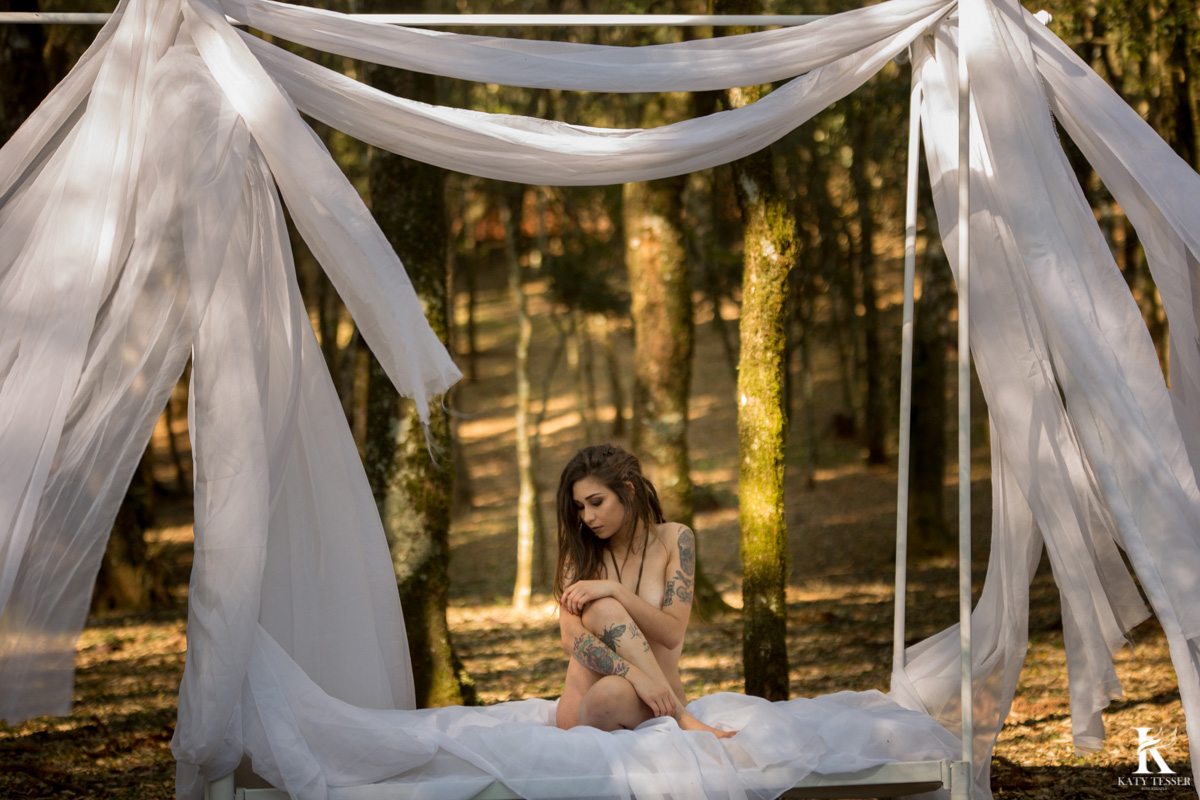 fotos sensuais externas de debora oliveira com cama ao ar livre a modelo tatuada nua pela fotografa katy tesser em chopinzinho parana