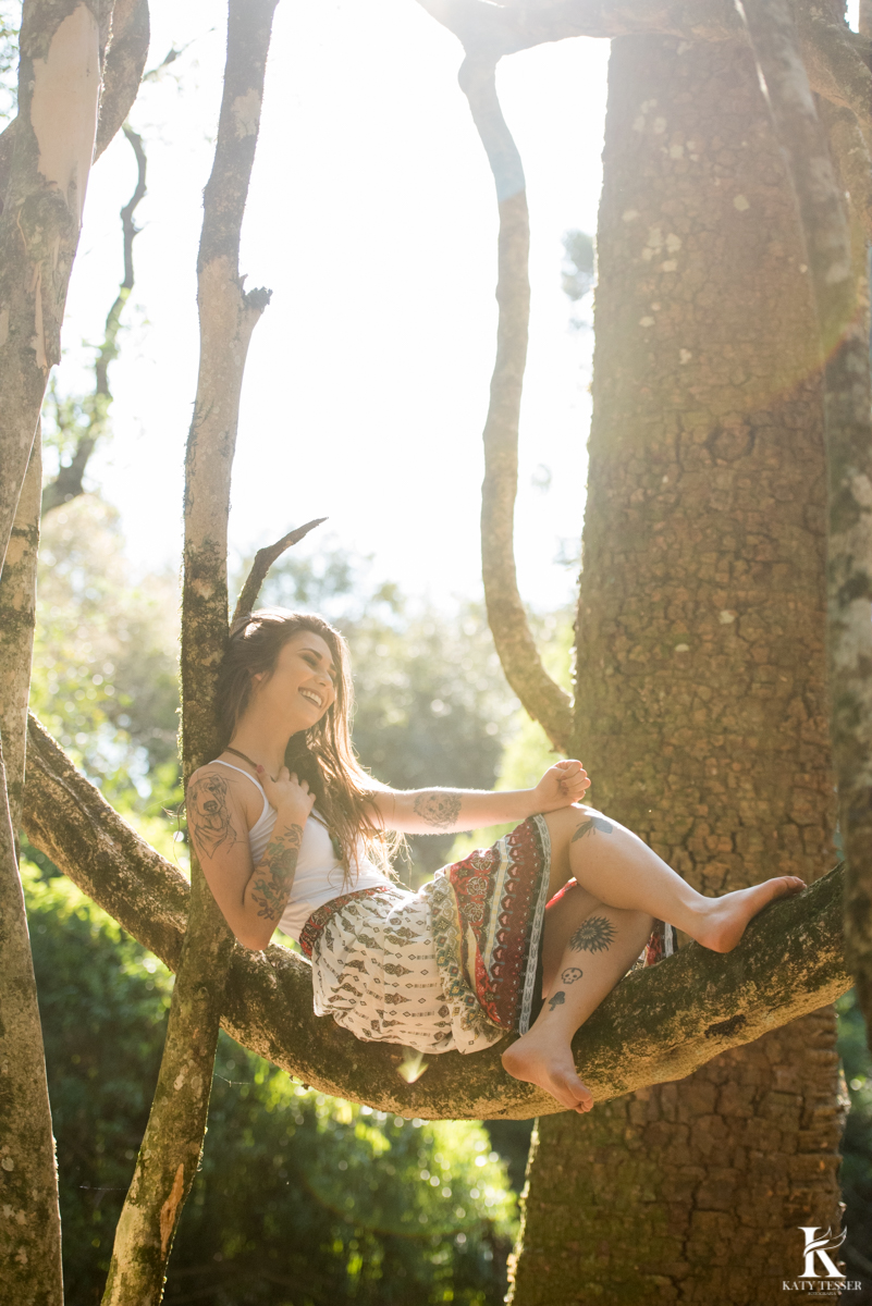 fotos sensuais externas de debora oliveira com cama ao ar livre a modelo tatuada nua pela fotografa katy tesser em chopinzinho parana