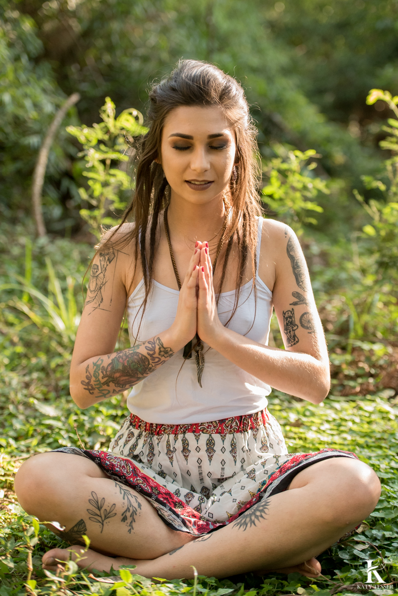 fotos sensuais externas de debora oliveira com cama ao ar livre a modelo tatuada nua pela fotografa katy tesser em chopinzinho parana