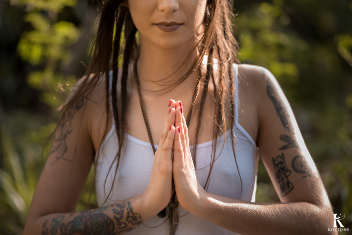 fotos sensuais externas de debora oliveira com cama ao ar livre a modelo tatuada nua pela fotografa katy tesser em chopinzinho parana