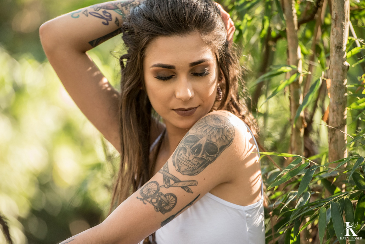 fotos sensuais externas de debora oliveira com cama ao ar livre a modelo tatuada nua pela fotografa katy tesser em chopinzinho parana