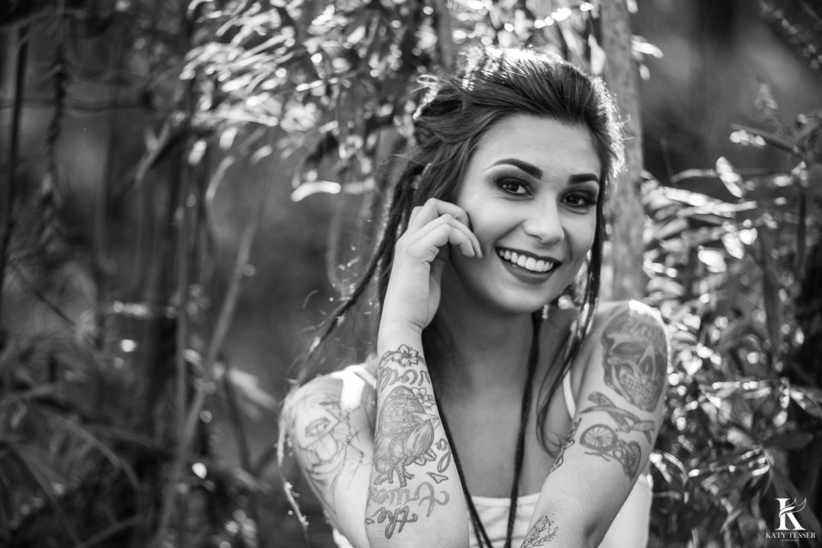 fotos sensuais externas de debora oliveira com cama ao ar livre a modelo tatuada nua pela fotografa katy tesser em chopinzinho parana