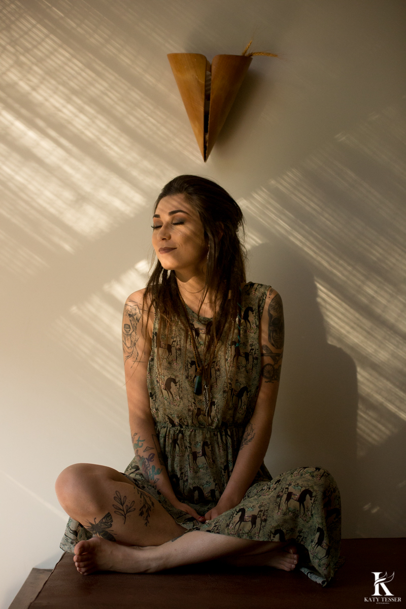 fotos sensuais externas de debora oliveira com cama ao ar livre a modelo tatuada nua pela fotografa katy tesser em chopinzinho parana