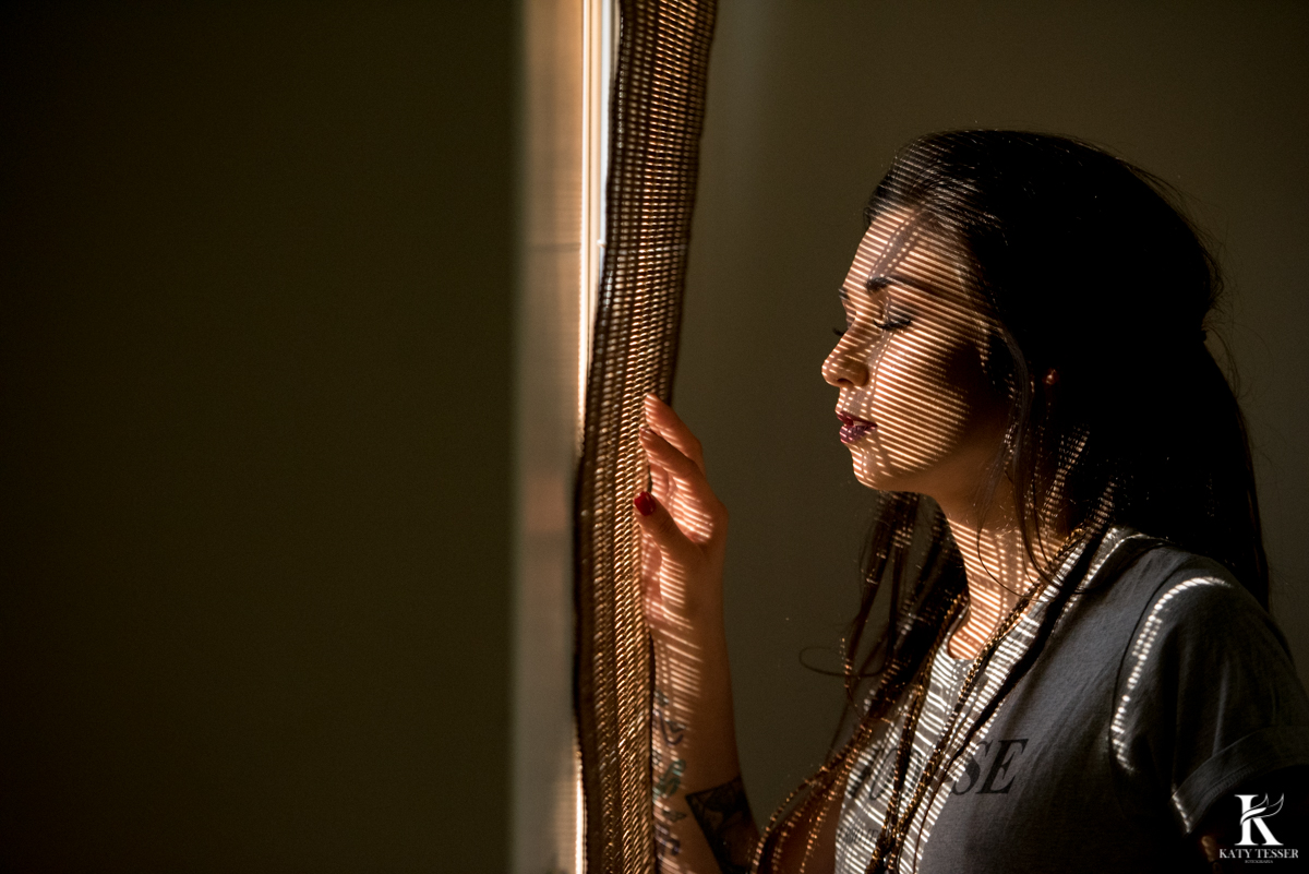 fotos sensuais externas de debora oliveira com cama ao ar livre a modelo tatuada nua pela fotografa katy tesser em chopinzinho parana