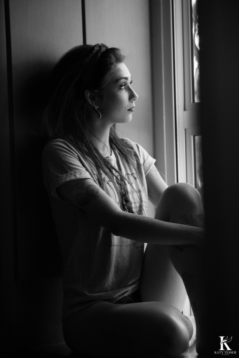 fotos sensuais externas de debora oliveira com cama ao ar livre a modelo tatuada nua pela fotografa katy tesser em chopinzinho parana