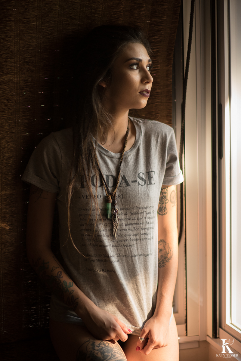 fotos sensuais externas de debora oliveira com cama ao ar livre a modelo tatuada nua pela fotografa katy tesser em chopinzinho parana