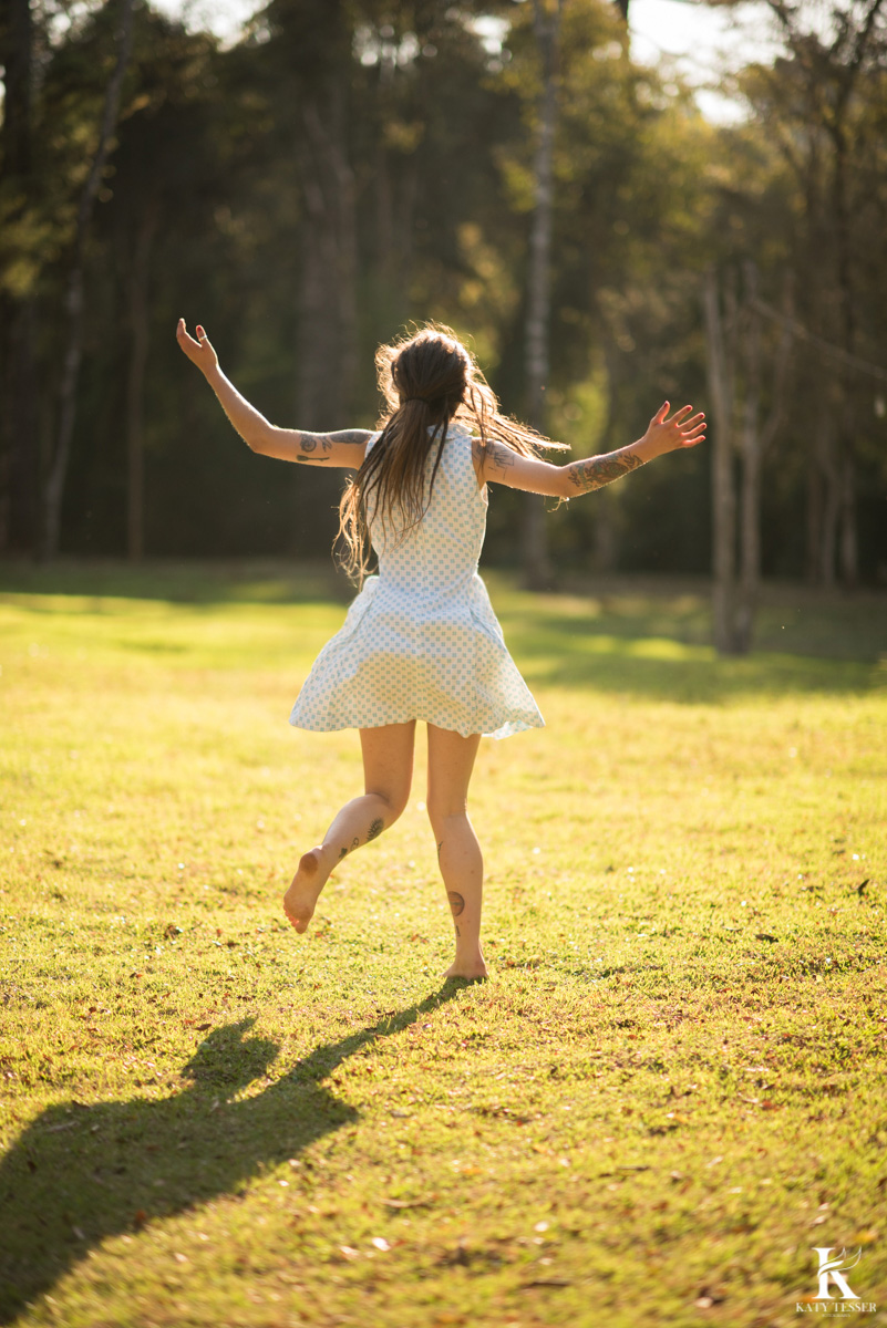 fotos sensuais externas de debora oliveira com cama ao ar livre a modelo tatuada nua pela fotografa katy tesser em chopinzinho parana