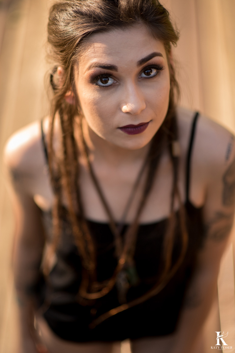 fotos sensuais externas de debora oliveira com cama ao ar livre a modelo tatuada nua pela fotografa katy tesser em chopinzinho parana