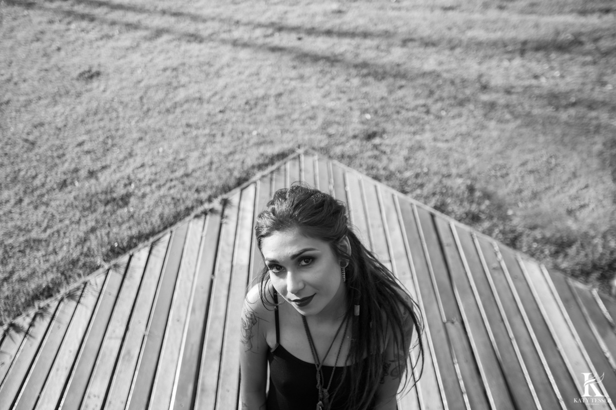 fotos sensuais externas de debora oliveira com cama ao ar livre a modelo tatuada nua pela fotografa katy tesser em chopinzinho parana