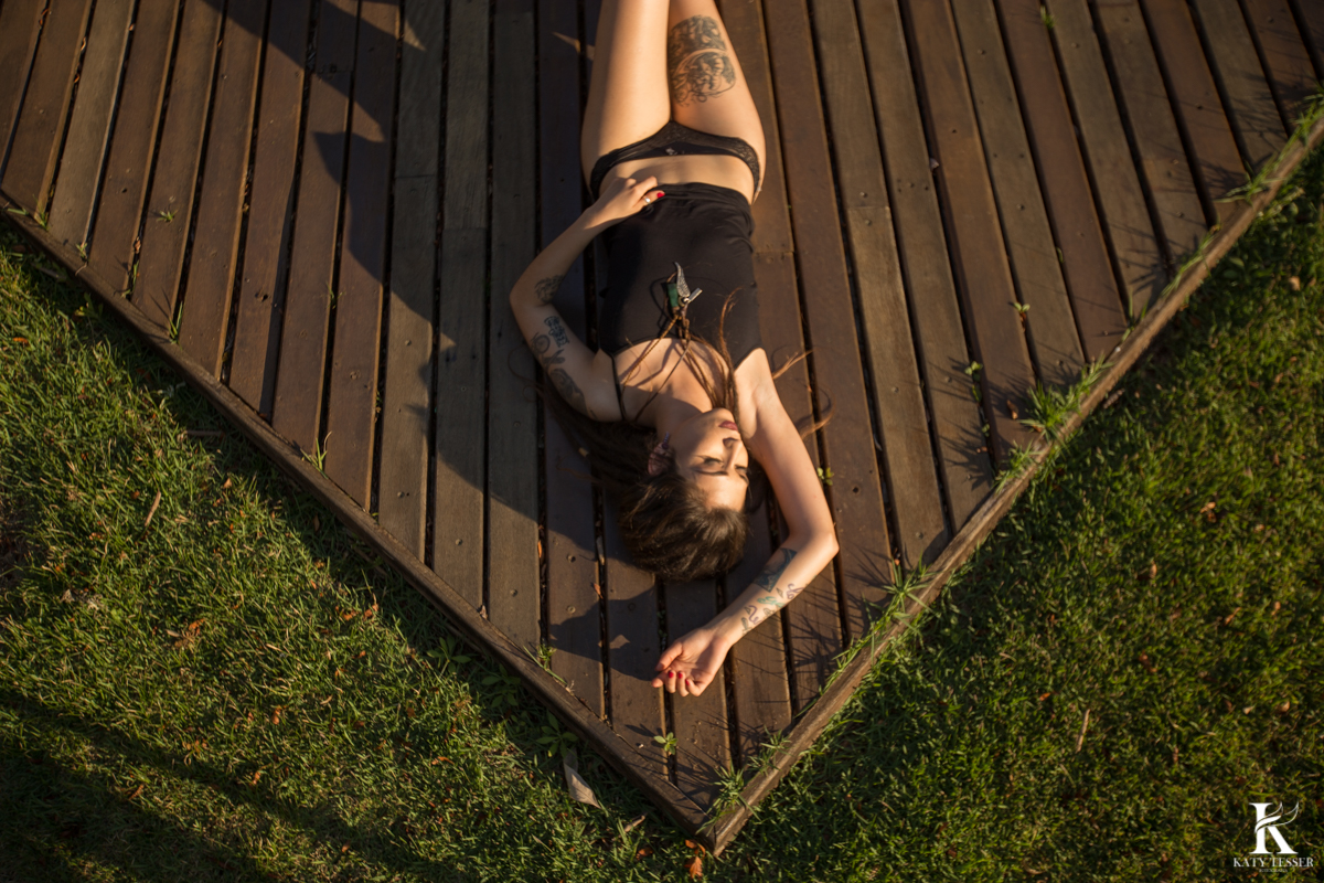 fotos sensuais externas de debora oliveira com cama ao ar livre a modelo tatuada nua pela fotografa katy tesser em chopinzinho parana