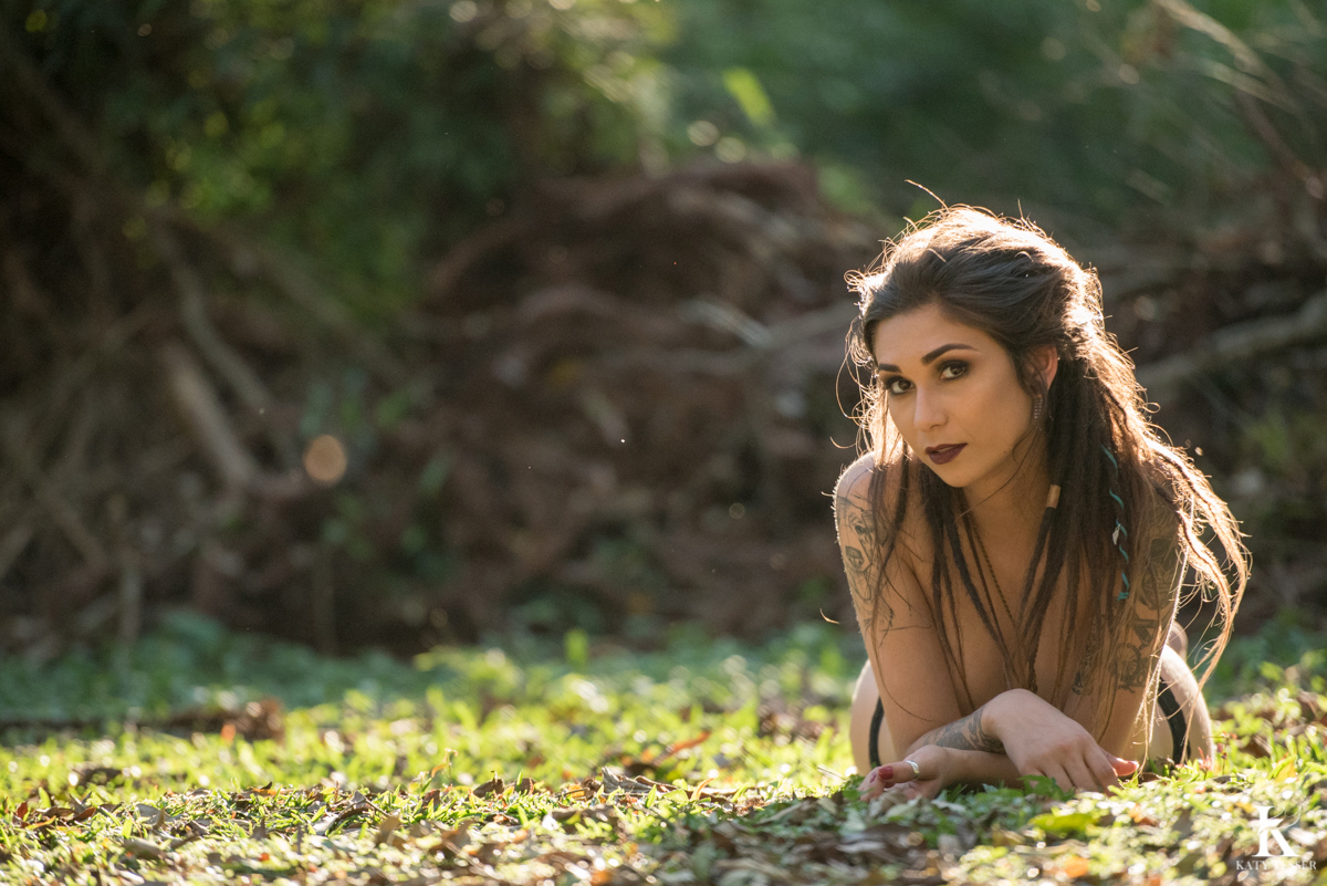 fotos sensuais externas de debora oliveira com cama ao ar livre a modelo tatuada nua pela fotografa katy tesser em chopinzinho parana