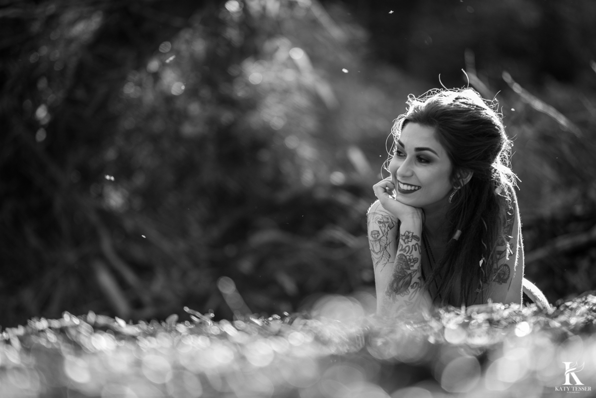 fotos sensuais externas de debora oliveira com cama ao ar livre a modelo tatuada nua pela fotografa katy tesser em chopinzinho parana