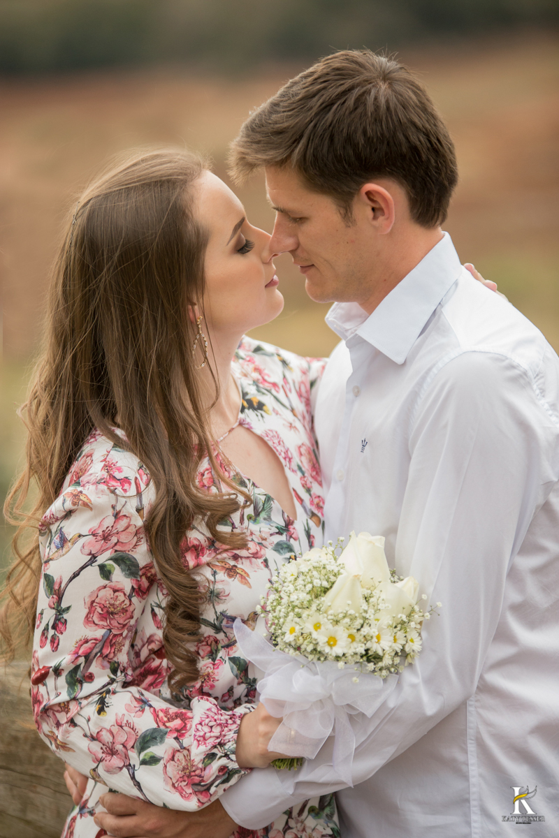 pre casamento do casal camila e fernando aconteceu em guarapuava na fazenda da familia onde as fotos foram feitas pela fotografa katy tesser ao ar livre, com roupas coloridas florais e neutras a noiva usou um lindo buquet de rosas
