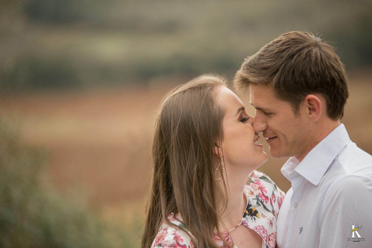 pre casamento do casal camila e fernando aconteceu em guarapuava na fazenda da familia onde as fotos foram feitas pela fotografa katy tesser ao ar livre, com roupas coloridas florais e neutras a noiva usou um lindo buquet de rosas