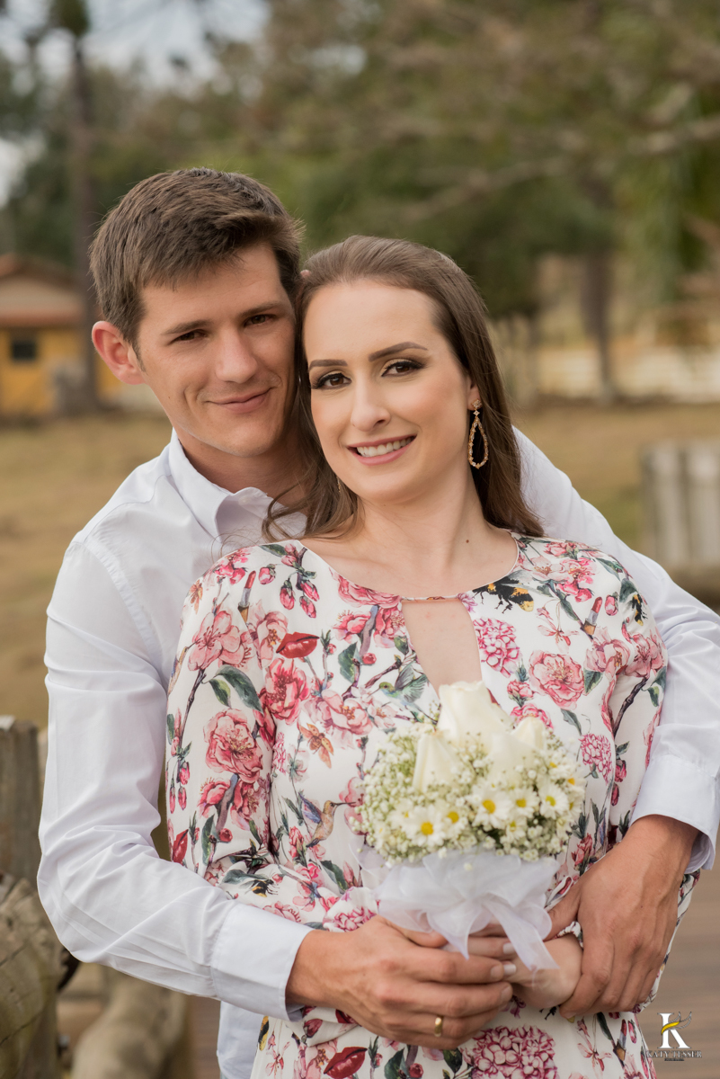 pre casamento do casal camila e fernando aconteceu em guarapuava na fazenda da familia onde as fotos foram feitas pela fotografa katy tesser ao ar livre, com roupas coloridas florais e neutras a noiva usou um lindo buquet de rosas