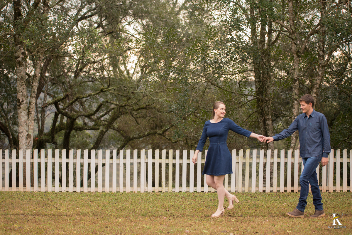 pre casamento do casal camila e fernando aconteceu em guarapuava na fazenda da familia onde as fotos foram feitas pela fotografa katy tesser ao ar livre, com roupas coloridas florais e neutras a noiva usou um lindo buquet de rosas