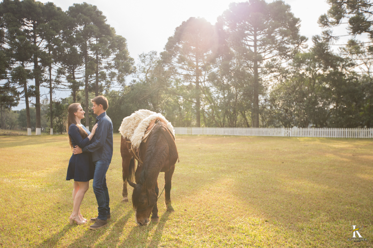 pre casamento do casal camila e fernando aconteceu em guarapuava na fazenda da familia onde as fotos foram feitas pela fotografa katy tesser ao ar livre, com roupas coloridas florais e neutras a noiva usou um lindo buquet de rosas