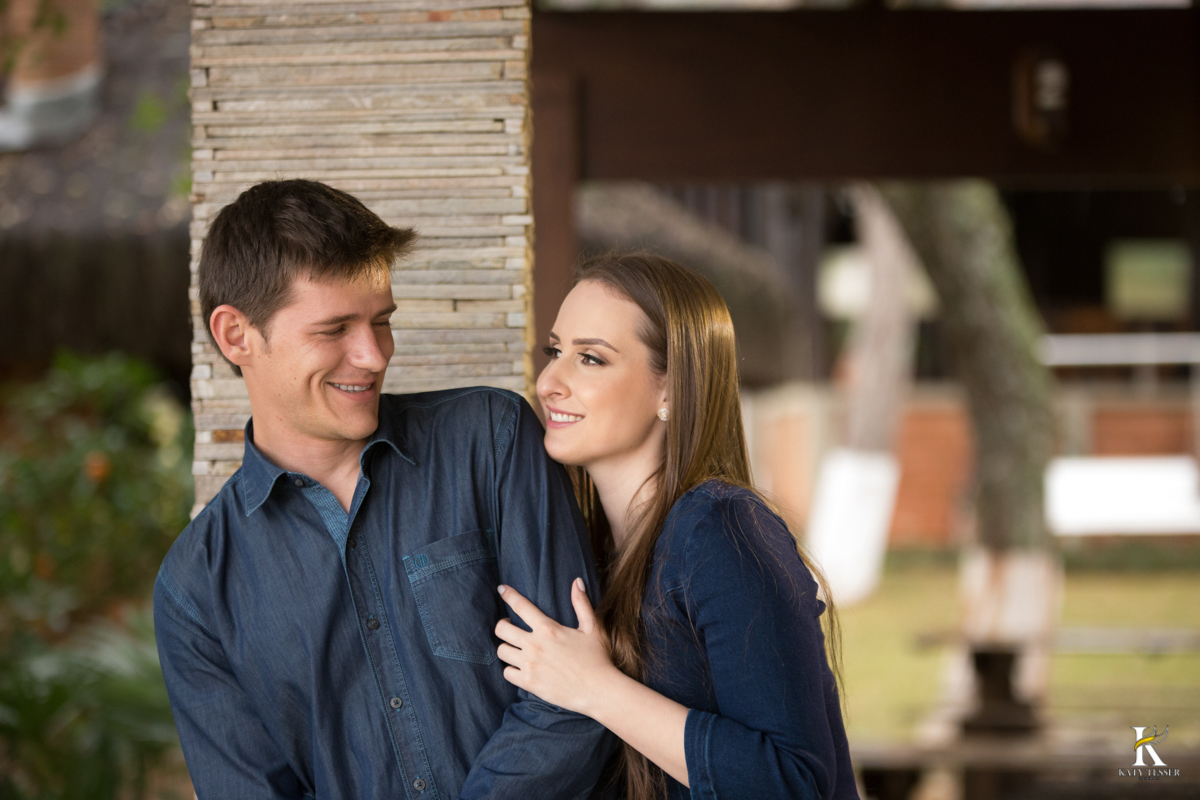 pre casamento do casal camila e fernando aconteceu em guarapuava na fazenda da familia onde as fotos foram feitas pela fotografa katy tesser ao ar livre, com roupas coloridas florais e neutras a noiva usou um lindo buquet de rosas