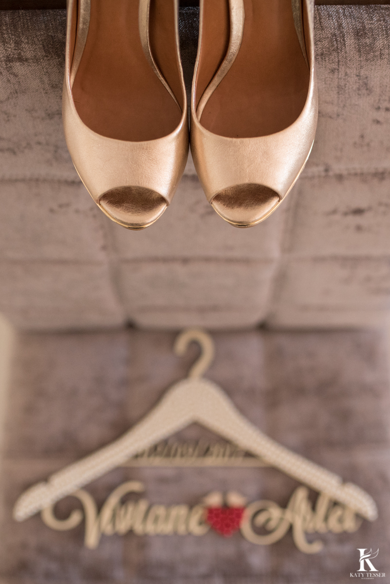 casamento de viviane e arlei em hororio serpa noiva com seu vestido de pedras buquet de lirios o noivo de terno no cabide personalizado a cerimonia aconteceu na matriz com pajens levando alianças e makino of na casa dos noivos