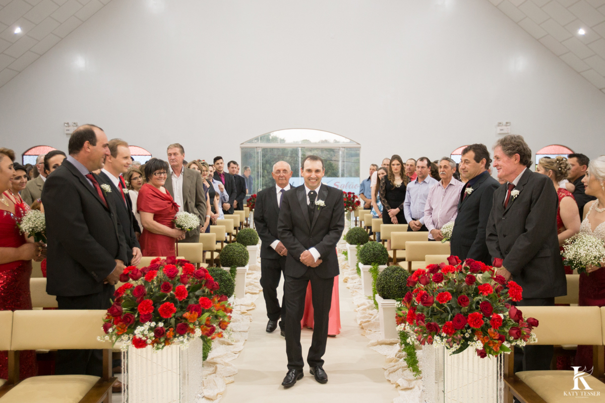 casamento de viviane e arlei em hororio serpa noiva com seu vestido de pedras buquet de lirios o noivo de terno no cabide personalizado a cerimonia aconteceu na matriz com pajens levando alianças e makino of na casa dos noivos