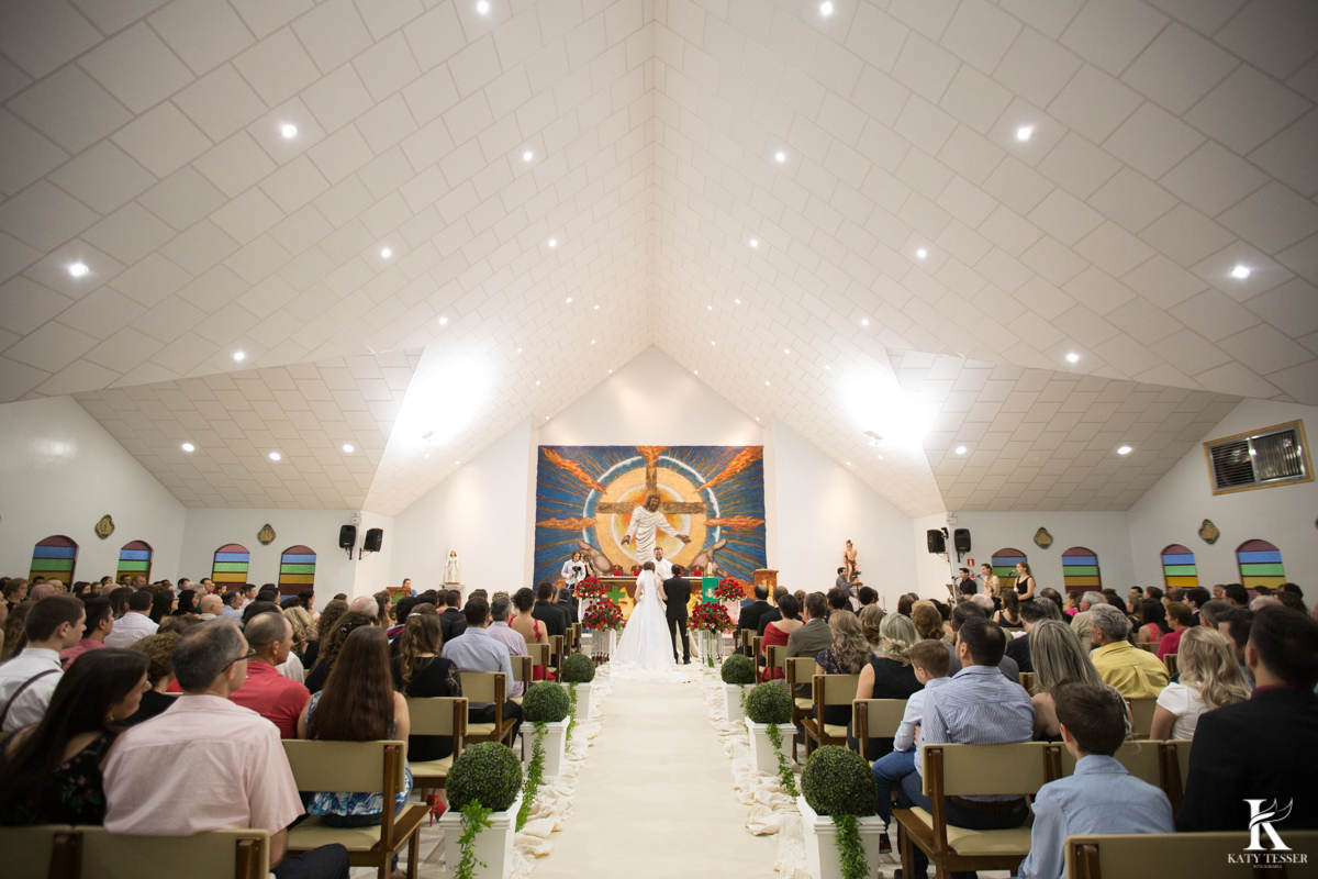 casamento de viviane e arlei em hororio serpa noiva com seu vestido de pedras buquet de lirios o noivo de terno no cabide personalizado a cerimonia aconteceu na matriz com pajens levando alianças e makino of na casa dos noivos