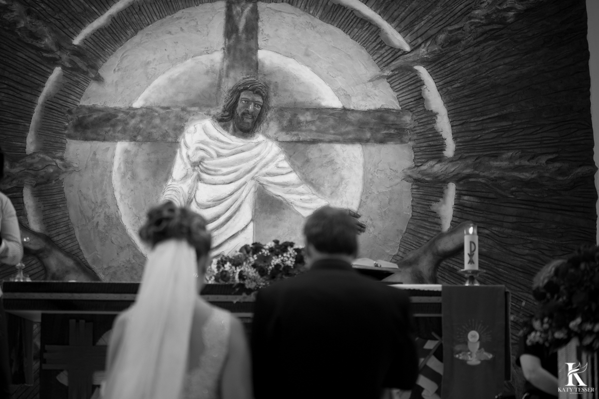 casamento de viviane e arlei em hororio serpa noiva com seu vestido de pedras buquet de lirios o noivo de terno no cabide personalizado a cerimonia aconteceu na matriz com pajens levando alianças e makino of na casa dos noivos