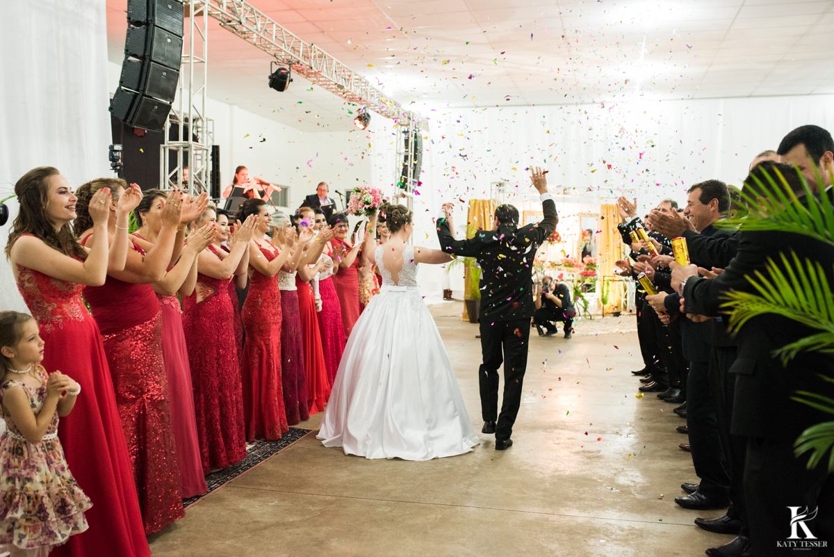 casamento de viviane e arlei em hororio serpa noiva com seu vestido de pedras buquet de lirios o noivo de terno no cabide personalizado a cerimonia aconteceu na matriz com pajens levando alianças e makino of na casa dos noivos