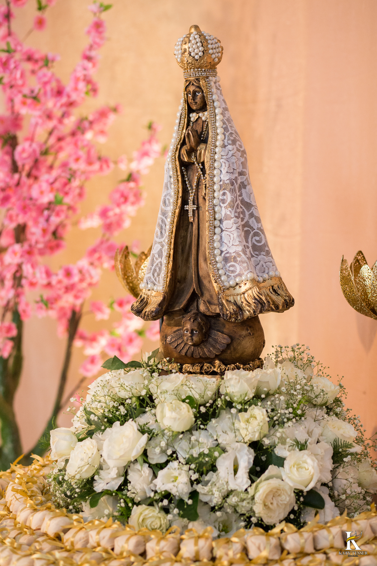 casamento camila fernando laranjeiras do sul com decoração utilizando rosas brancas, imagem de nossa senha aparecida bolo decorativo e lindos doces