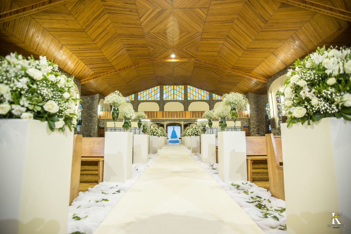casamento camila fernando laranjeiras do sul com decoração utilizando rosas brancas, imagem de nossa senha aparecida bolo decorativo e lindos doces