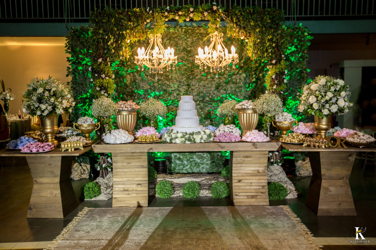 casamento camila fernando laranjeiras do sul com decoração utilizando rosas brancas, imagem de nossa senha aparecida bolo decorativo e lindos doces