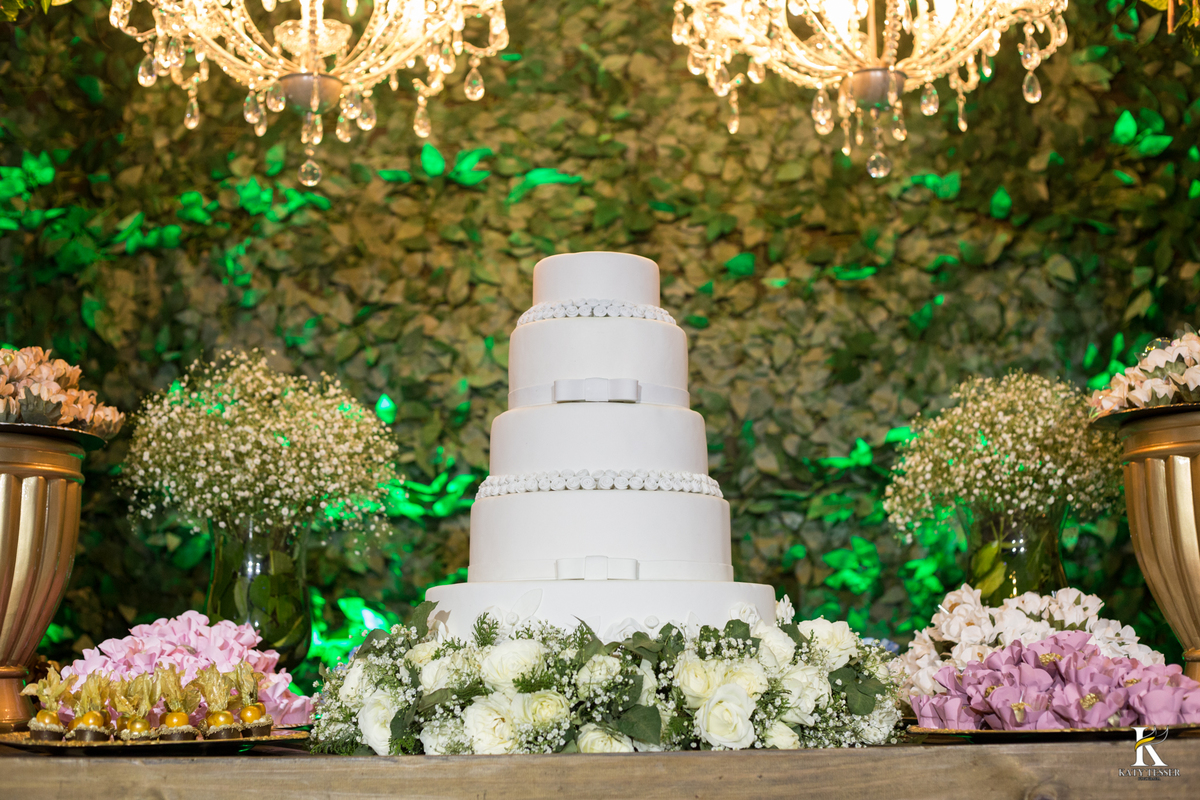 casamento camila fernando laranjeiras do sul com decoração utilizando rosas brancas, imagem de nossa senha aparecida bolo decorativo e lindos doces