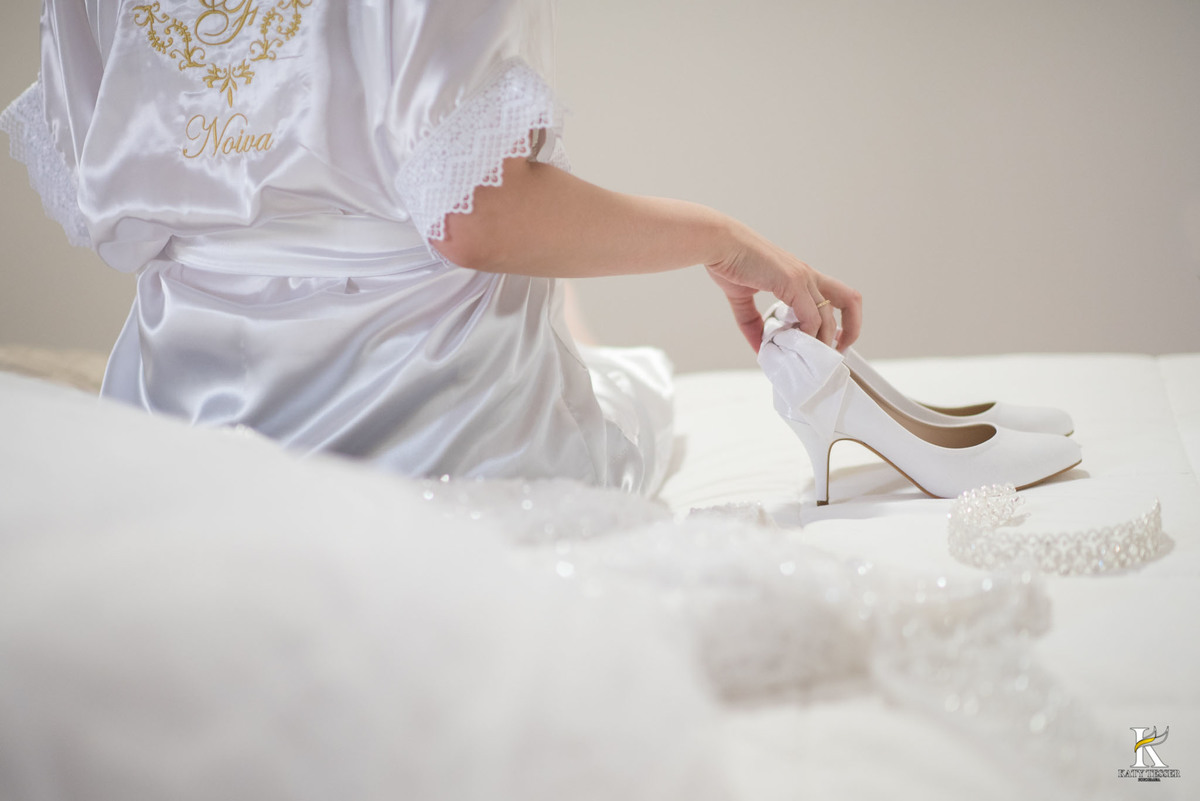 making of da noiva e noivo do casamento de camila de fernando em laranjeiras do sul com o roupão bordado noiva e as madrinhas no quarto do hotel e o noivo com seu terno sapato e gravata