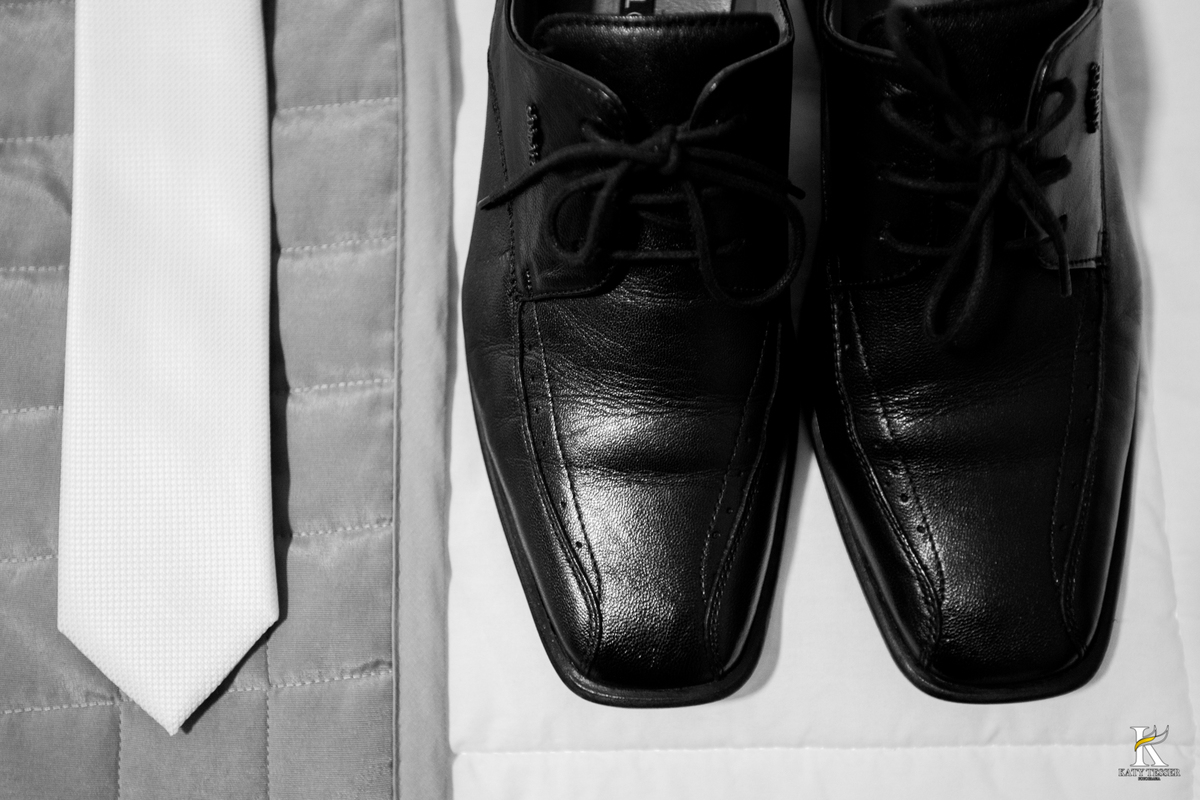 making of da noiva e noivo do casamento de camila de fernando em laranjeiras do sul com o roupão bordado noiva e as madrinhas no quarto do hotel e o noivo com seu terno sapato e gravata