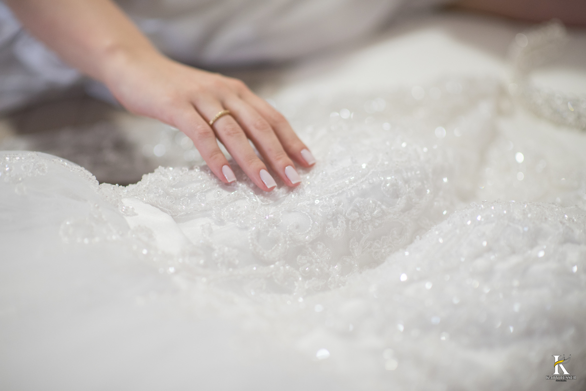 making of da noiva e noivo do casamento de camila de fernando em laranjeiras do sul com o roupão bordado noiva e as madrinhas no quarto do hotel e o noivo com seu terno sapato e gravata