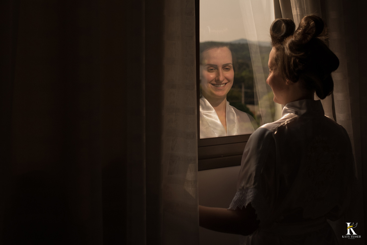 making of da noiva e noivo do casamento de camila de fernando em laranjeiras do sul com o roupão bordado noiva e as madrinhas no quarto do hotel e o noivo com seu terno sapato e gravata