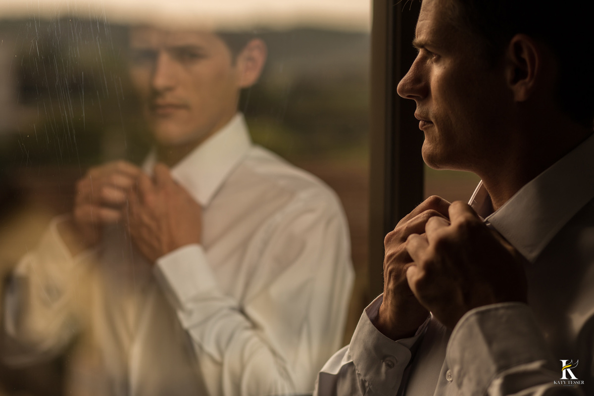 making of da noiva e noivo do casamento de camila de fernando em laranjeiras do sul com o roupão bordado noiva e as madrinhas no quarto do hotel e o noivo com seu terno sapato e gravata
