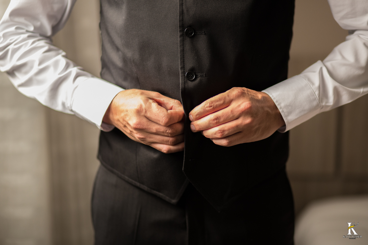 making of da noiva e noivo do casamento de camila de fernando em laranjeiras do sul com o roupão bordado noiva e as madrinhas no quarto do hotel e o noivo com seu terno sapato e gravata