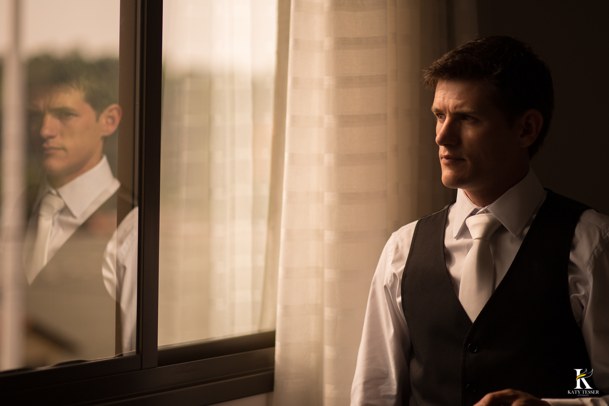 making of da noiva e noivo do casamento de camila de fernando em laranjeiras do sul com o roupão bordado noiva e as madrinhas no quarto do hotel e o noivo com seu terno sapato e gravata