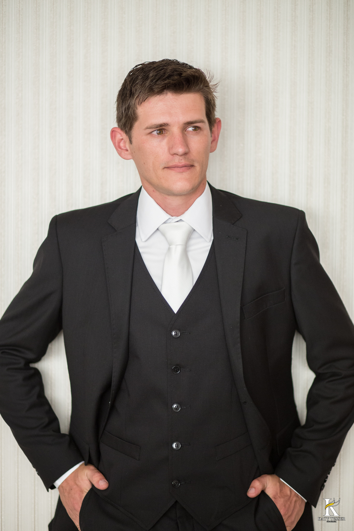 making of da noiva e noivo do casamento de camila de fernando em laranjeiras do sul com o roupão bordado noiva e as madrinhas no quarto do hotel e o noivo com seu terno sapato e gravata