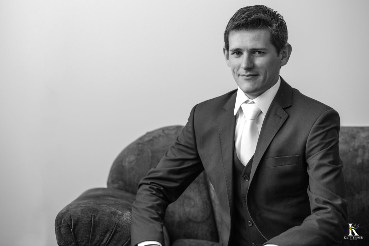 making of da noiva e noivo do casamento de camila de fernando em laranjeiras do sul com o roupão bordado noiva e as madrinhas no quarto do hotel e o noivo com seu terno sapato e gravata