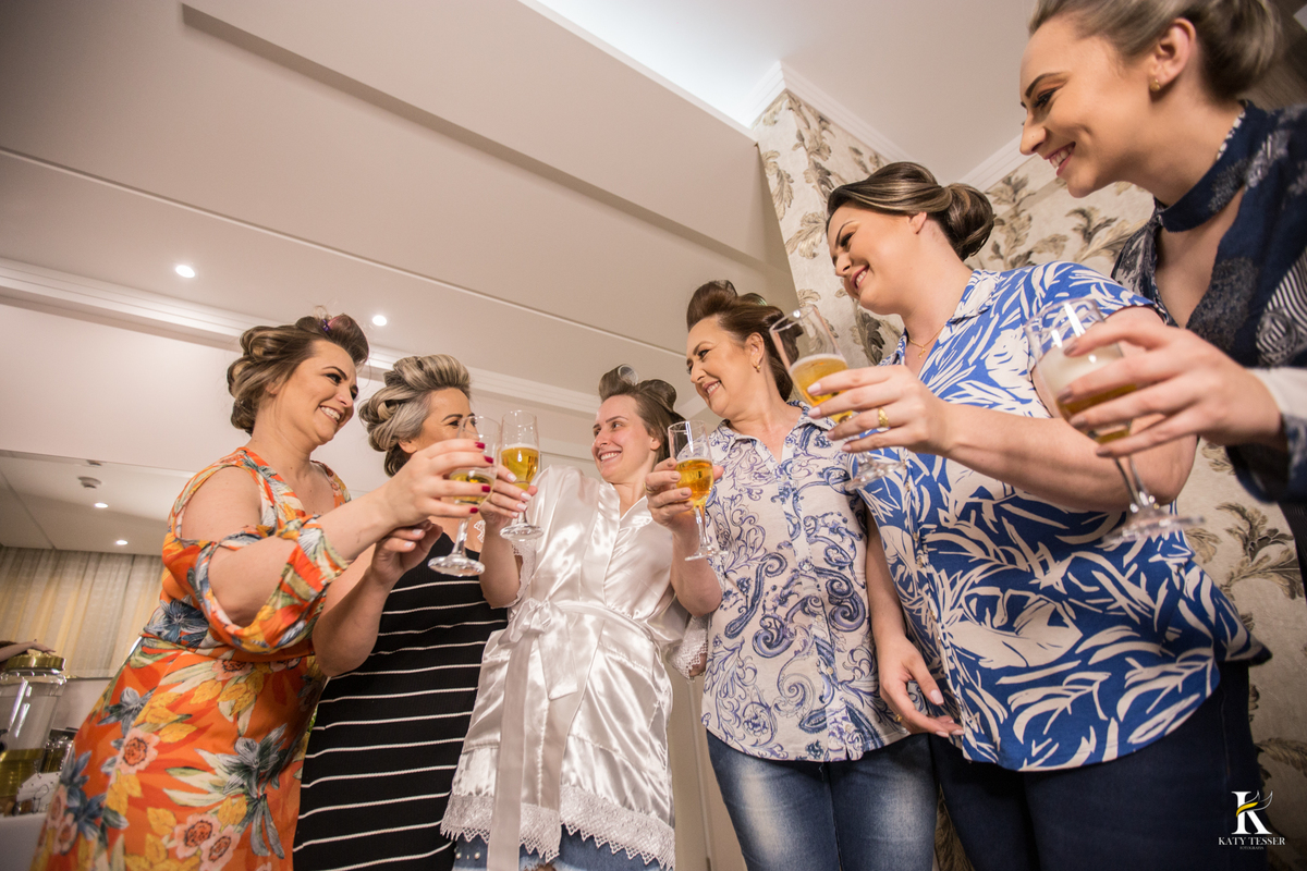 making of da noiva e noivo do casamento de camila de fernando em laranjeiras do sul com o roupão bordado noiva e as madrinhas no quarto do hotel e o noivo com seu terno sapato e gravata