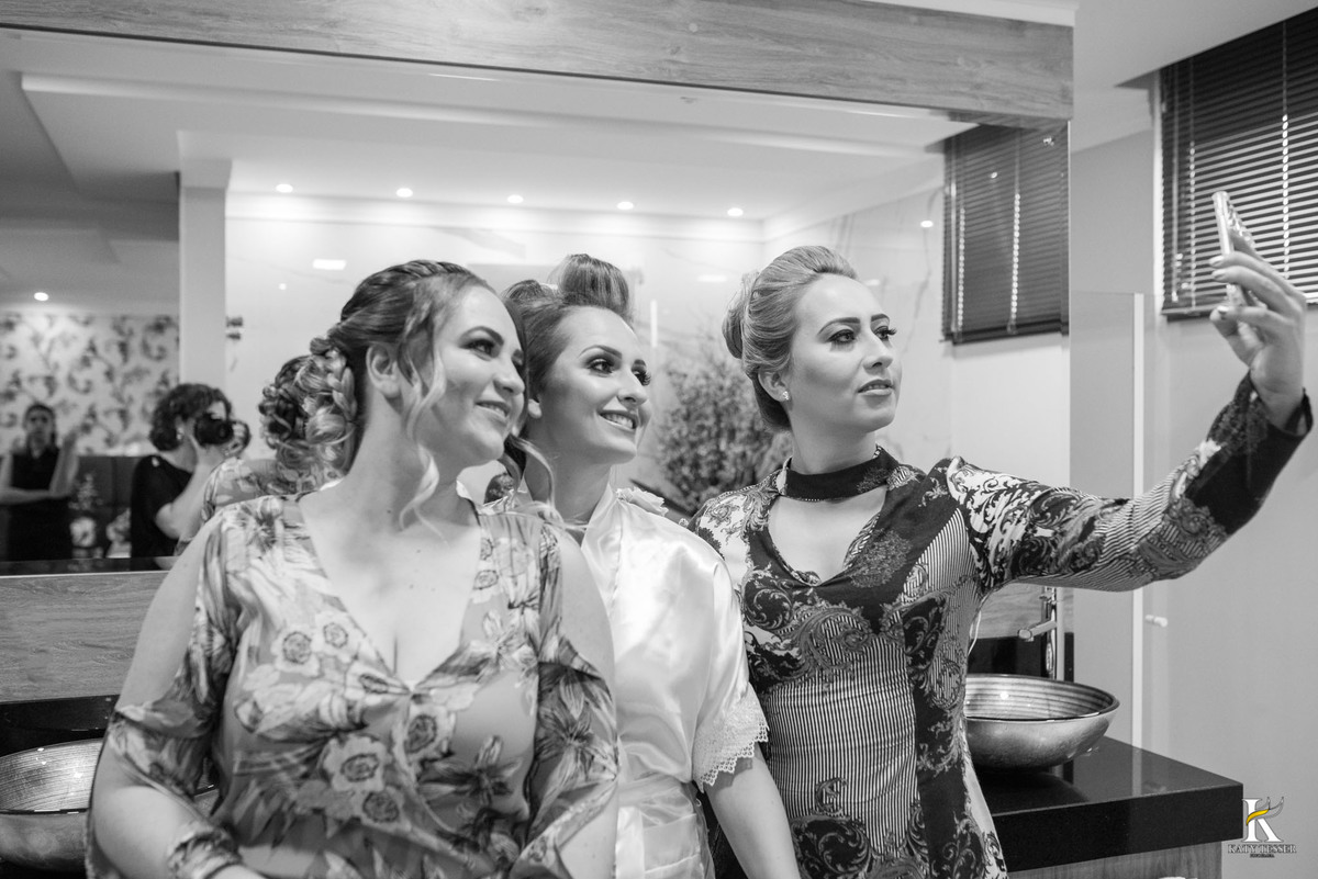 making of da noiva e noivo do casamento de camila de fernando em laranjeiras do sul com o roupão bordado noiva e as madrinhas no quarto do hotel e o noivo com seu terno sapato e gravata