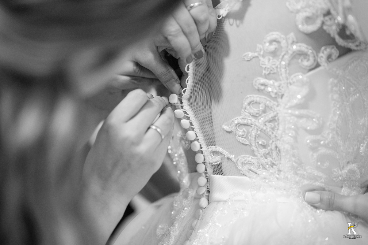 making of da noiva e noivo do casamento de camila de fernando em laranjeiras do sul com o roupão bordado noiva e as madrinhas no quarto do hotel e o noivo com seu terno sapato e gravata